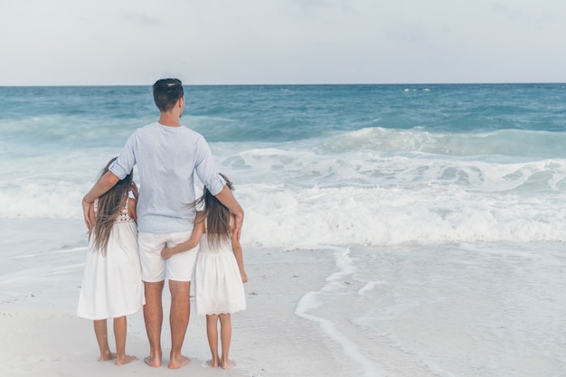 La familia joven de vacaciones se divierte mucho