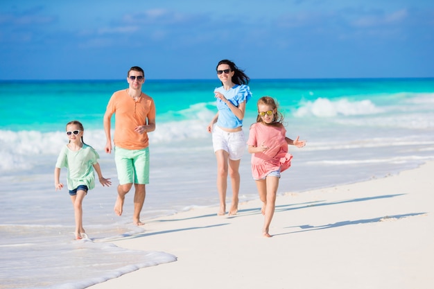 Familia joven en vacaciones en la playa