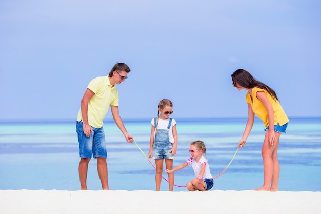 Familia joven en vacaciones en la playa