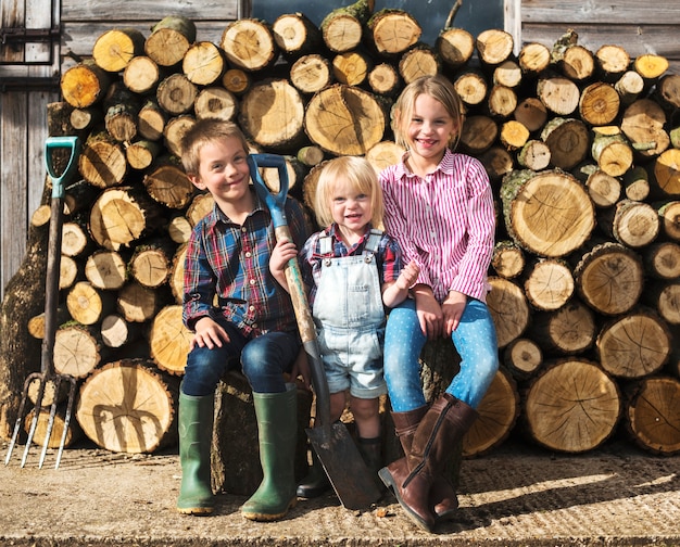 familia de jóvenes agricultores