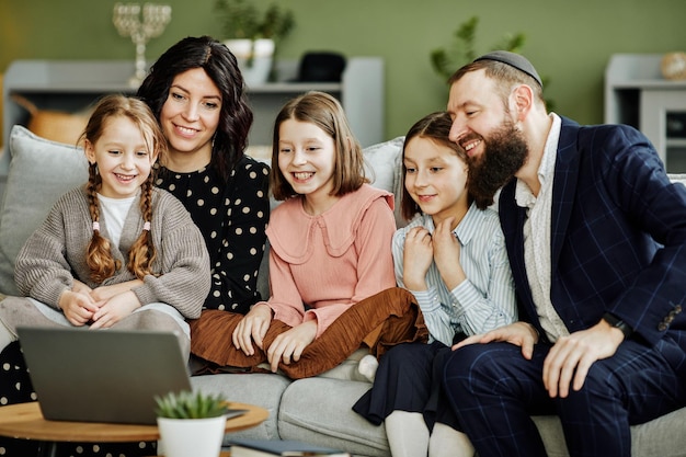 Família judia usando tecnologia