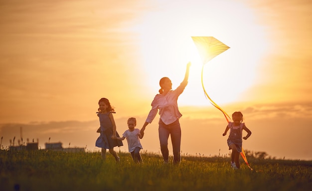 Familia jugando al aire libre