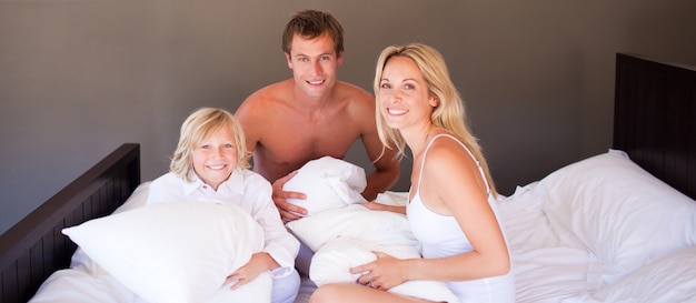 Familia jugando con almohadas