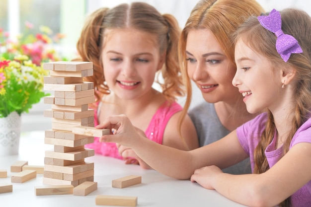 Familia jugando con bloques juntos