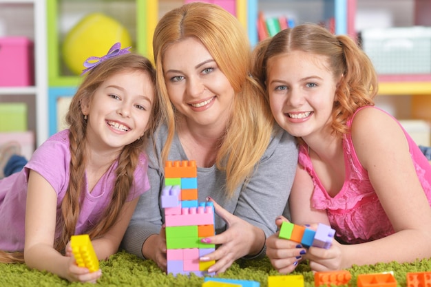 Familia jugando con bloques juntos