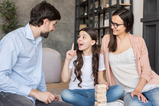 Foto familia jugando jenga