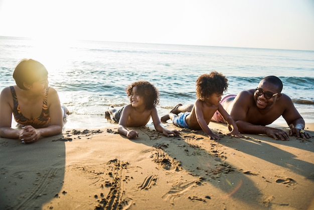 Familia jugando juntos en la playa