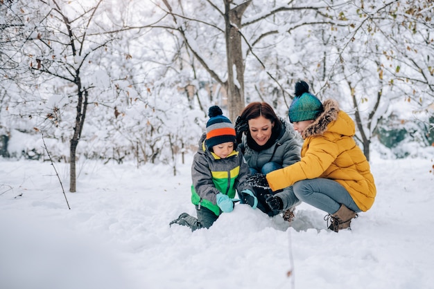 Familia jugando en la nieve