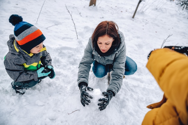 Familia jugando en la nieve