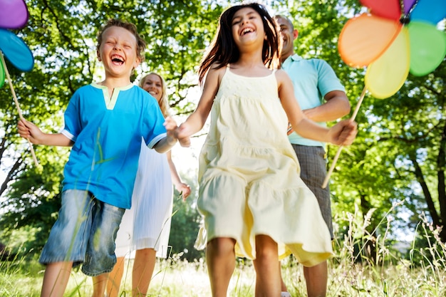 Familia jugando en el parque