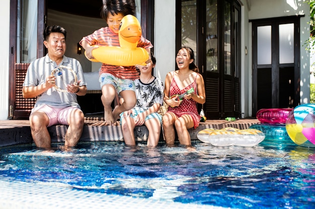 Familia jugando en una piscina