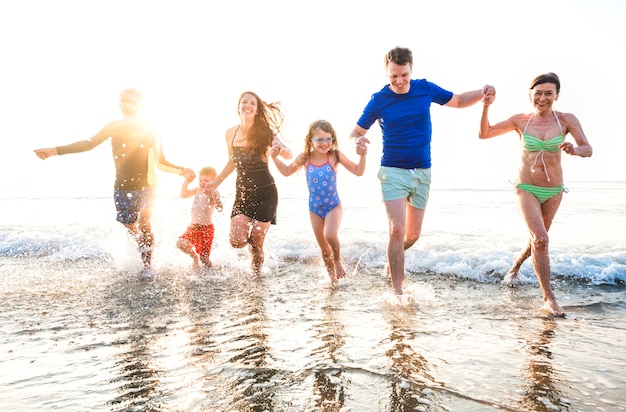 Familia jugando en la playa