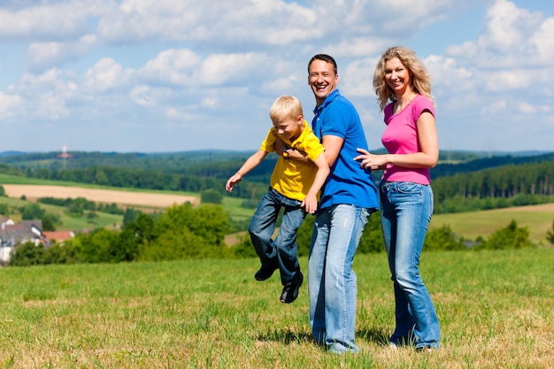 Familia jugando en pradera en verano