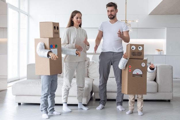 Familia jugando robots en casa