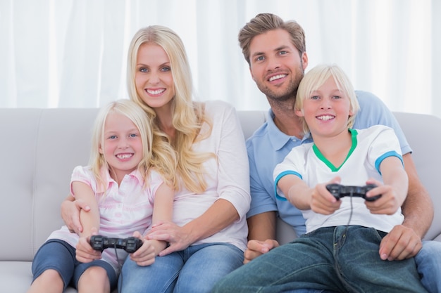 Familia jugando videojuegos en casa