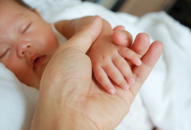 Familia junta. madre sosteniendo la mano del niño