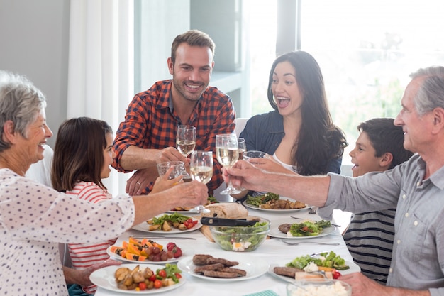 Familia juntos comiendo