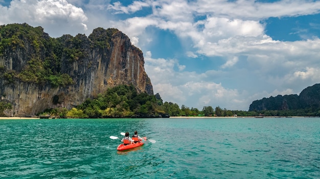 Familia en kayak en el mar, madre e hija remando en kayak en un paseo en canoa por el mar tropical cerca de las islas, divirtiéndose, vacaciones activas con niños en Tailandia, Krabi