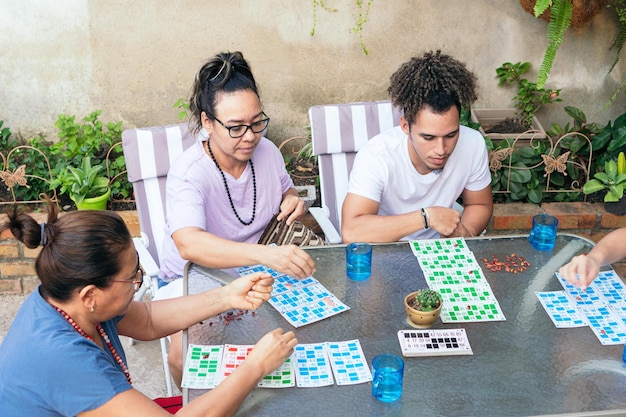 Familia latina disfrutando de la compañía del otro en el tiempo libre