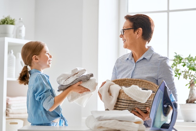 Familia lavando ropa en casa