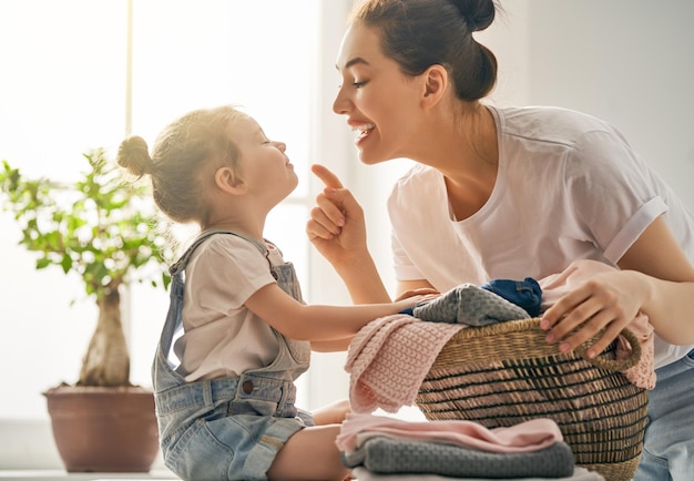 Familia lavando ropa en casa