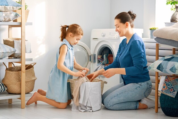 Família lavando roupa