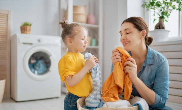 Família lavando roupa