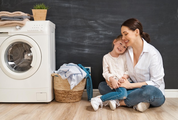 Família lavando roupa