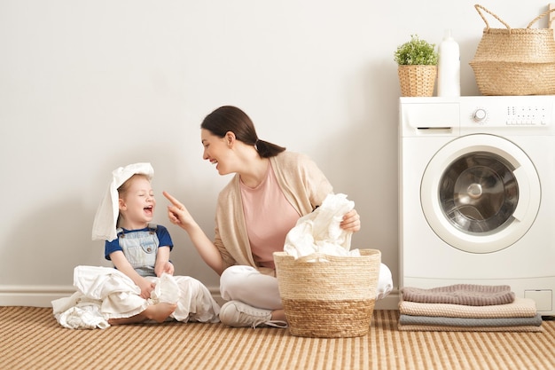 Família lavando roupa