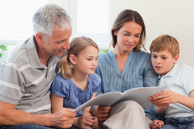 Família lendo um livro juntos