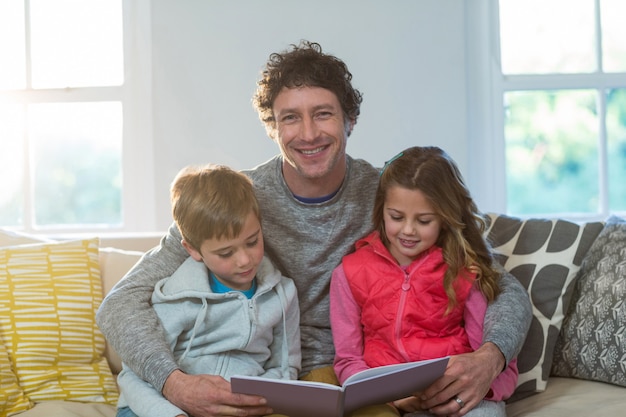 Família lendo um livro