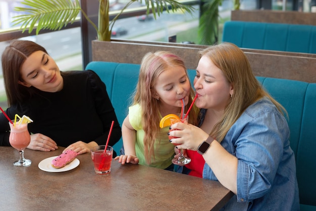 Família lésbica com uma criança em um café Pride and LGBT Freedom Day