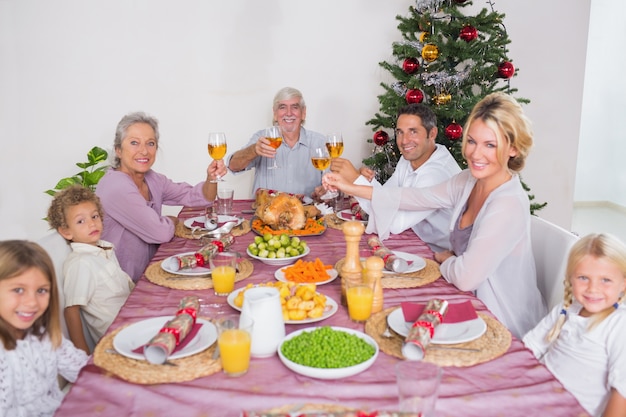 Família levantando os óculos no natal