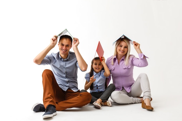 Familia leyendo un libro juntos en el suelo en casa