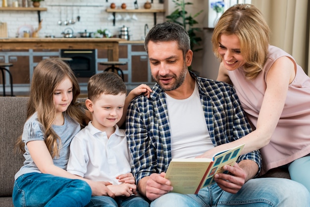 Familia leyendo