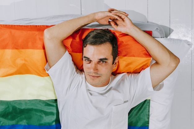 Família LGBT, homem homossexual com bandeira de arco-íris