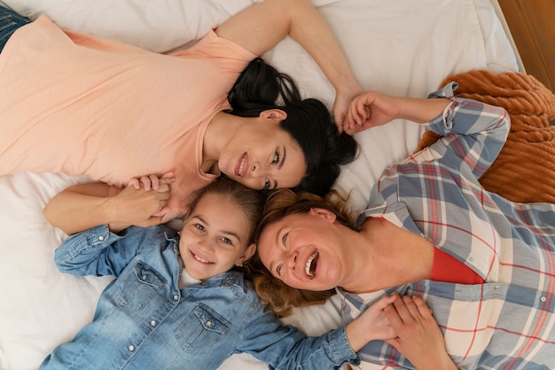 Foto família lgtbiq curtindo a vida junta