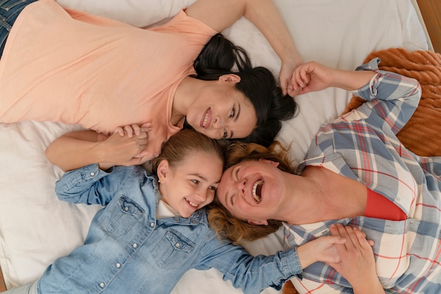 Foto família lgtbiq curtindo a vida junta