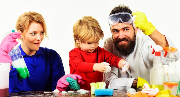 Família limpando juntos mãe e pai ensinam o filho a limpar o menino brincando com espuma