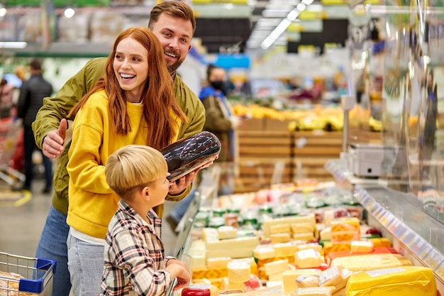 Família linda e jovem fazendo compras junta