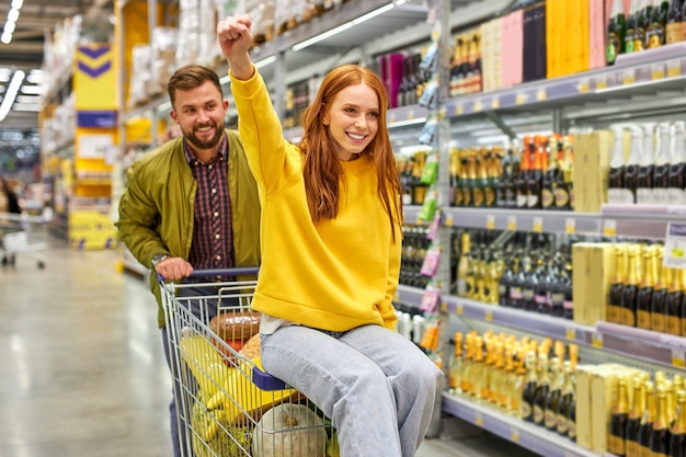 Família linda e jovem fazendo compras junta