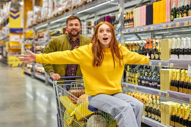 Família linda e jovem fazendo compras junta