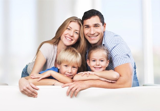 Família linda e sorridente no quarto de casa