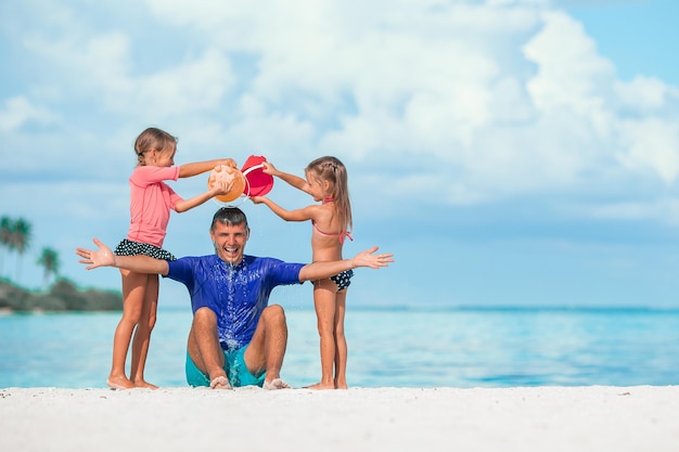 Família linda feliz em férias na praia tropical