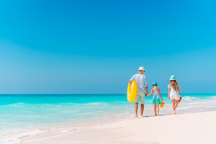 Foto família linda feliz em umas férias de praia tropical