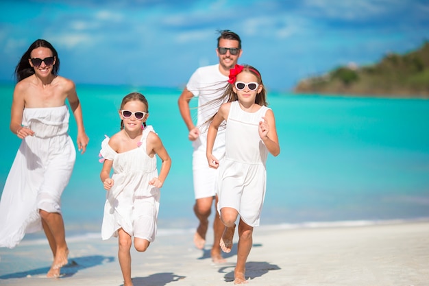 Família linda feliz na praia