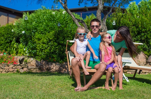 Família linda feliz posando durante as férias de verão