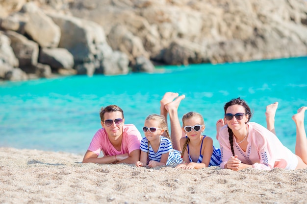 Família linda jovem na praia durante as férias na europa