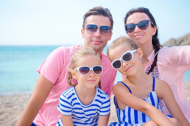 Família linda jovem tomando selfie na praia