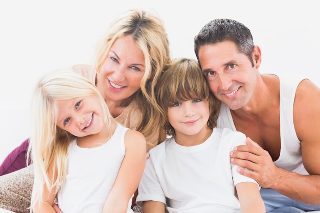 Família linda sorrindo para o retrato